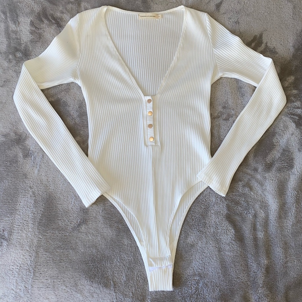 white snap button v-neck long sleeve bodysuit